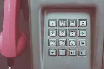telefonzellenauschnitt Teil des rosa Hörers zusehen und Wahltasten